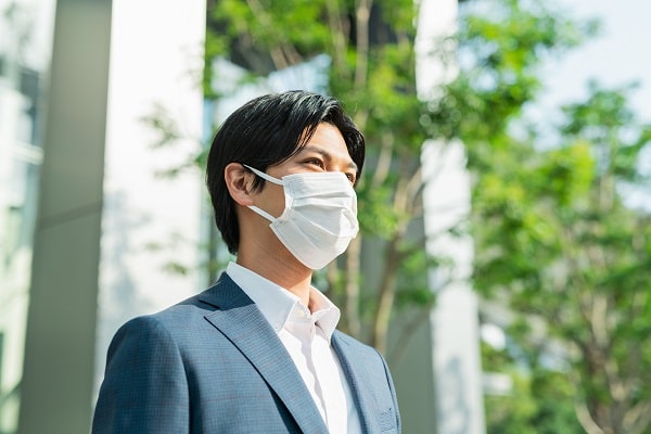 マスクをつける男性