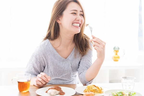 食事を楽しむ女性