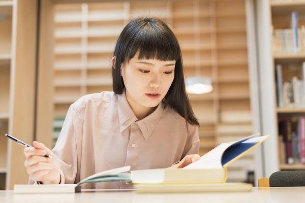 勉強する保育学生