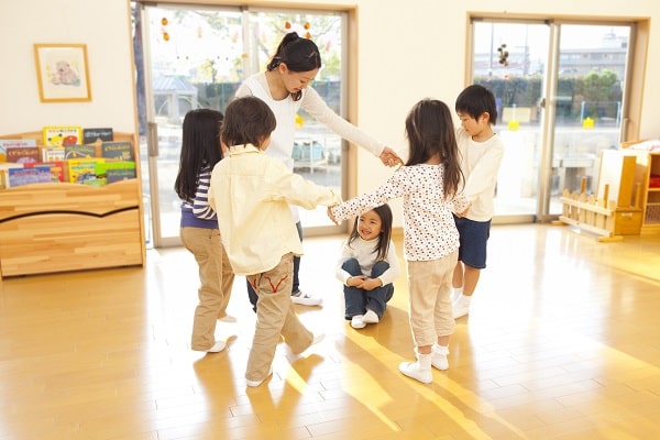 保育士と遊ぶ子ども