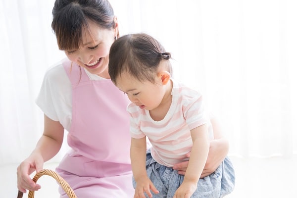 子どもと遊ぶ保育士