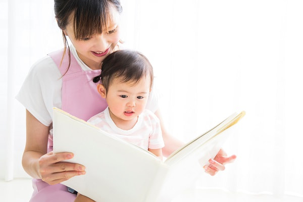 保育実習での読み聞かせの様子