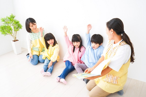 保育実習での読み聞かせの様子