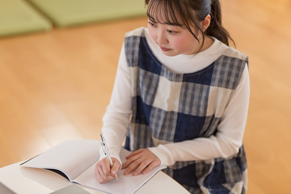 保育実習でのペープサートの指導案を書く様子