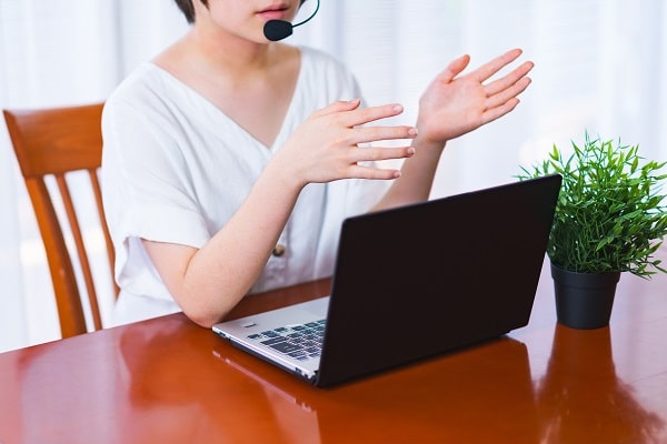 オンライン面接を受ける女性