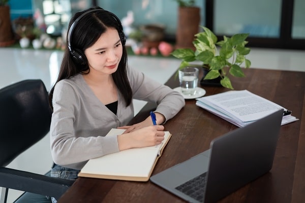 オンラインで勉強する女性