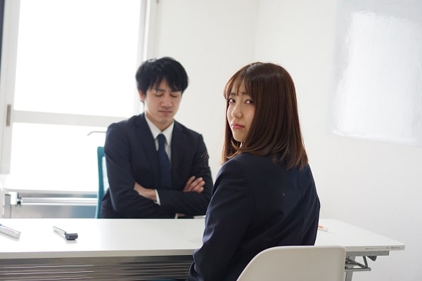いぶかしげな顔をする面接官