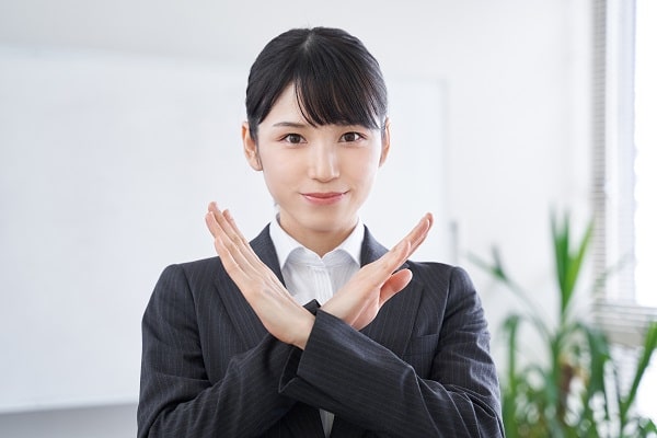 NGマークを出す女性
