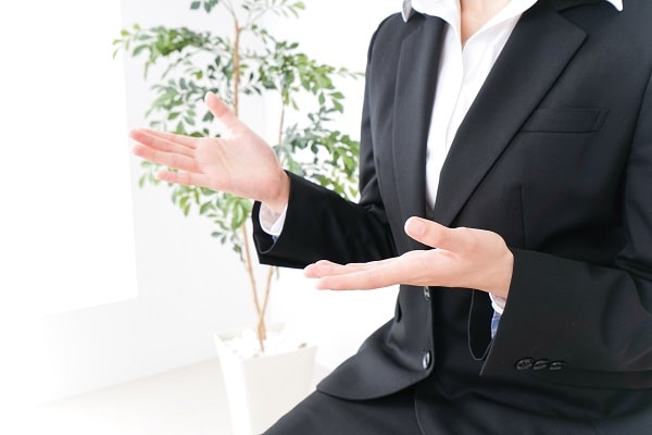 面接を受ける女性