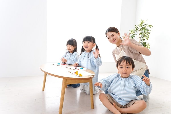 粘土で遊ぶ子ども