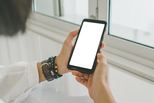 スマートフォンをさわる様子