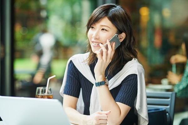 電話する女性