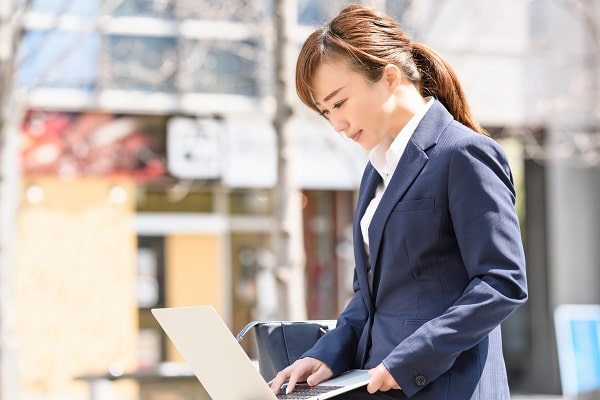 PCをさわる女性