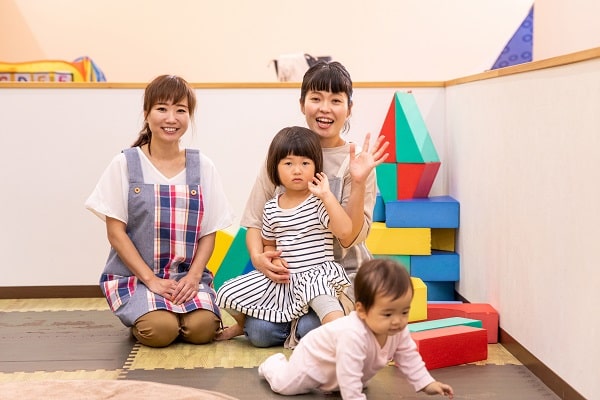 保育士と子ども