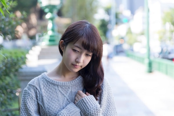 悩む大学生