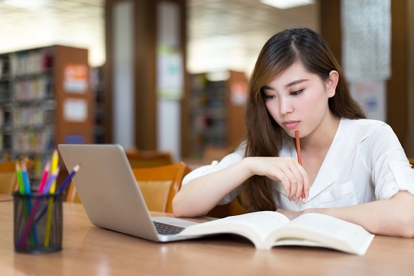 勉強する大学生