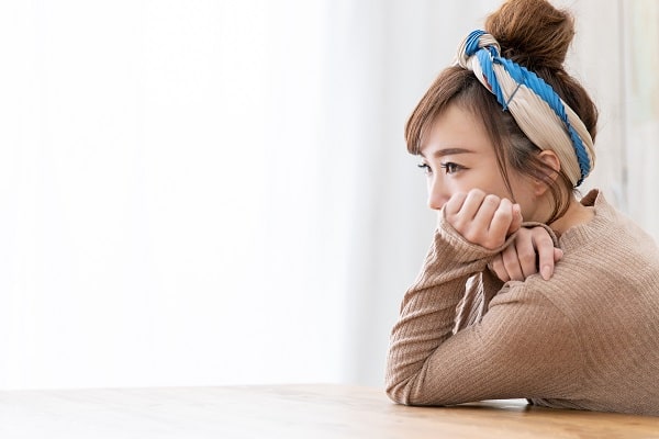 落ち込む女性