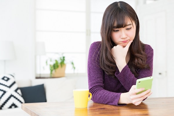 不安に感じる女性