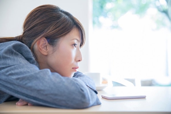 落ち込む女性