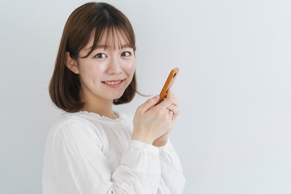 携帯をさわる女性