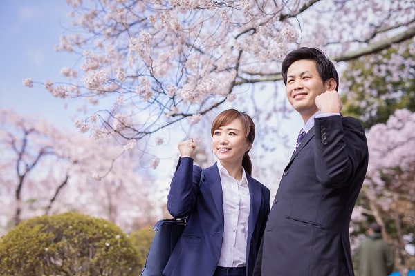 桜の下の会社員