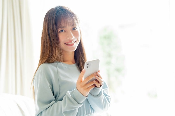 携帯を持つ女性