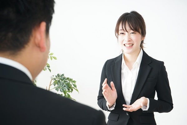 笑顔で面接を受ける女性