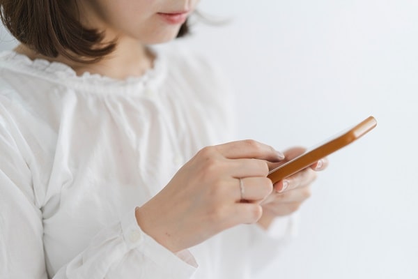 携帯をさわる女性