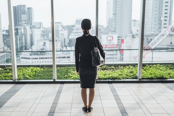 スーツの女性