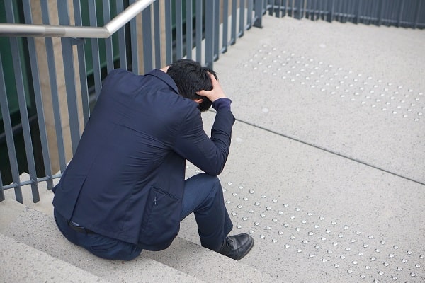 落ち込む男性の就活生