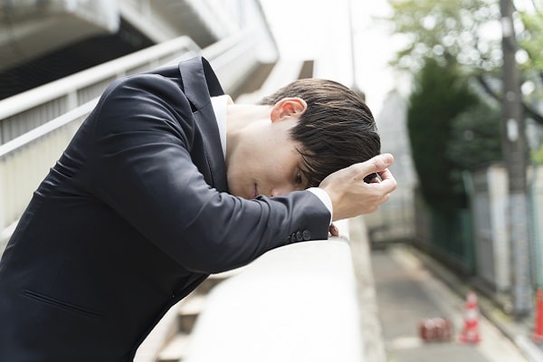 橋で落ち込む就活生
