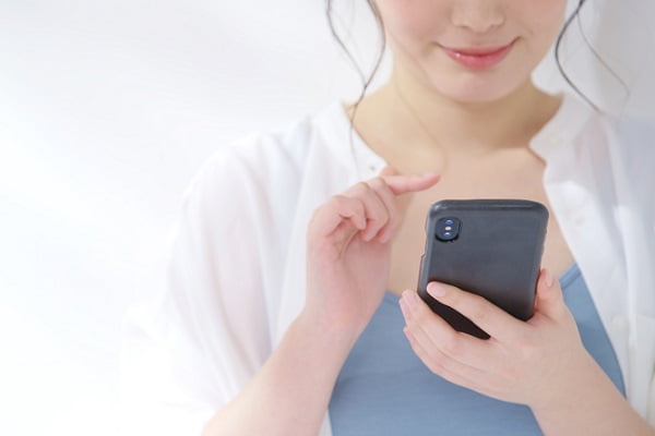 スマホをする人