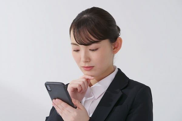 スマホを見る就活生