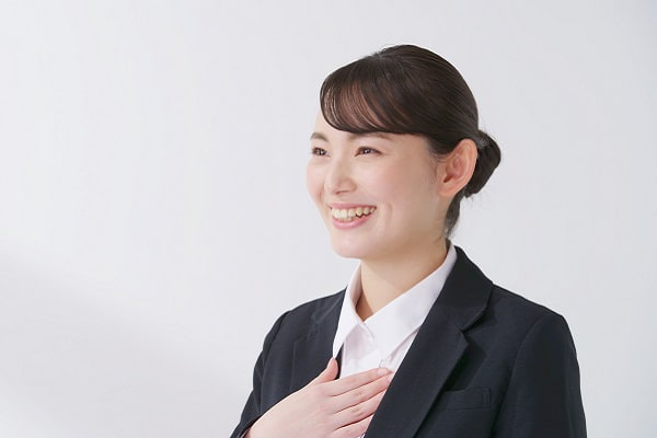 座って面接を受ける保育学生