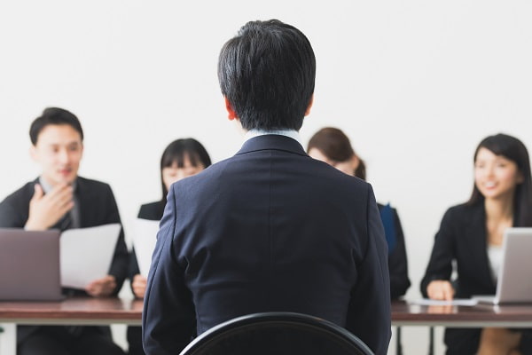 座って面接を受ける保育学生