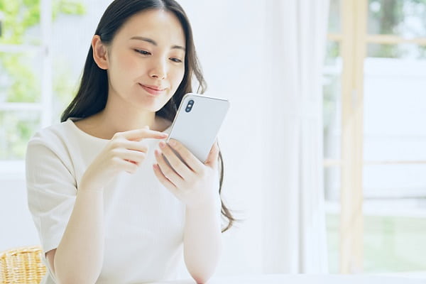 スマホをする女性