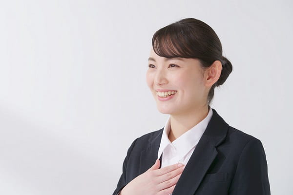 話す女性