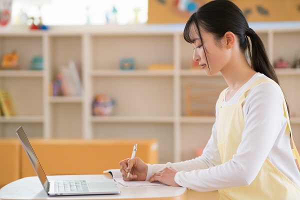 保育実習日誌を書く学生