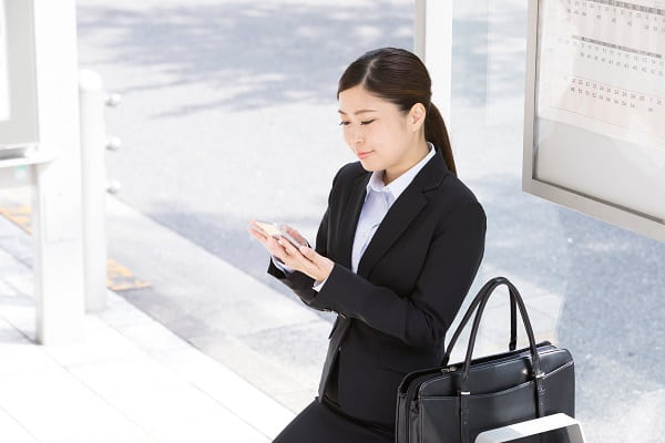 スマホを見る人