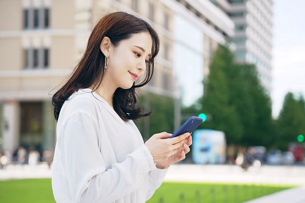 スマホを見る女性