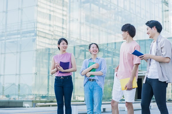 友達と話す様子
