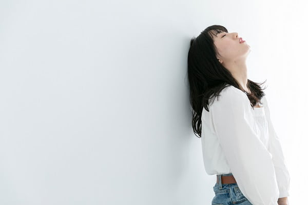 悩む女性