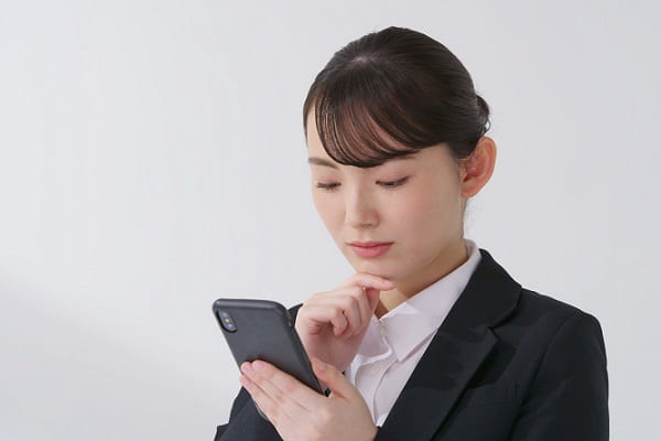 スマホを見る就活生