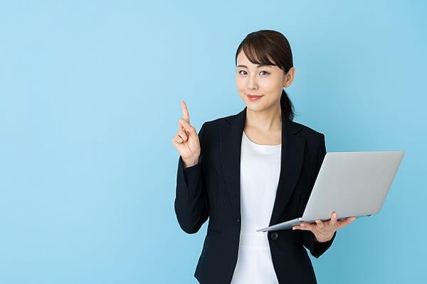 スーツの女性