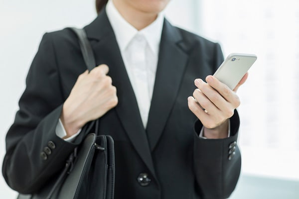 スマホを持つ人