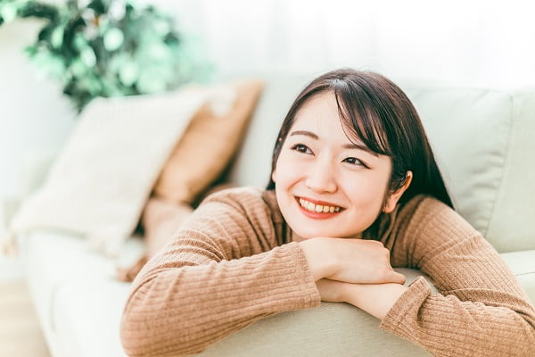 ソファに横になる人