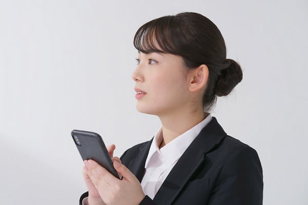 スマホをする人