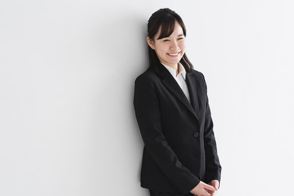 スーツの女性