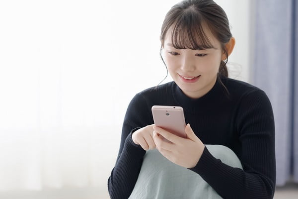 スマホを見る人