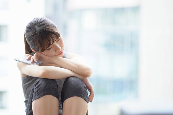 悩む女性